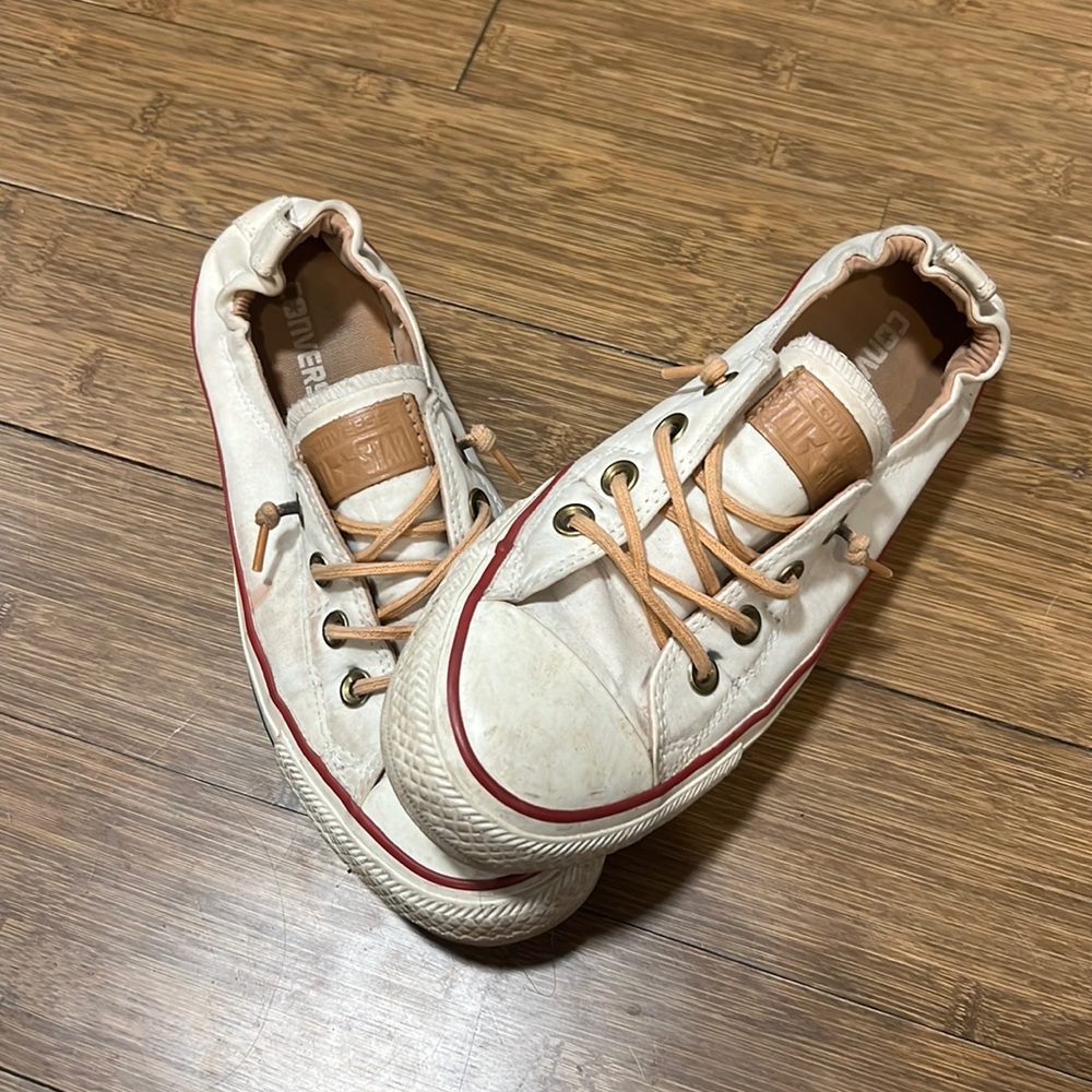 White leather converse. Women’s size 8.